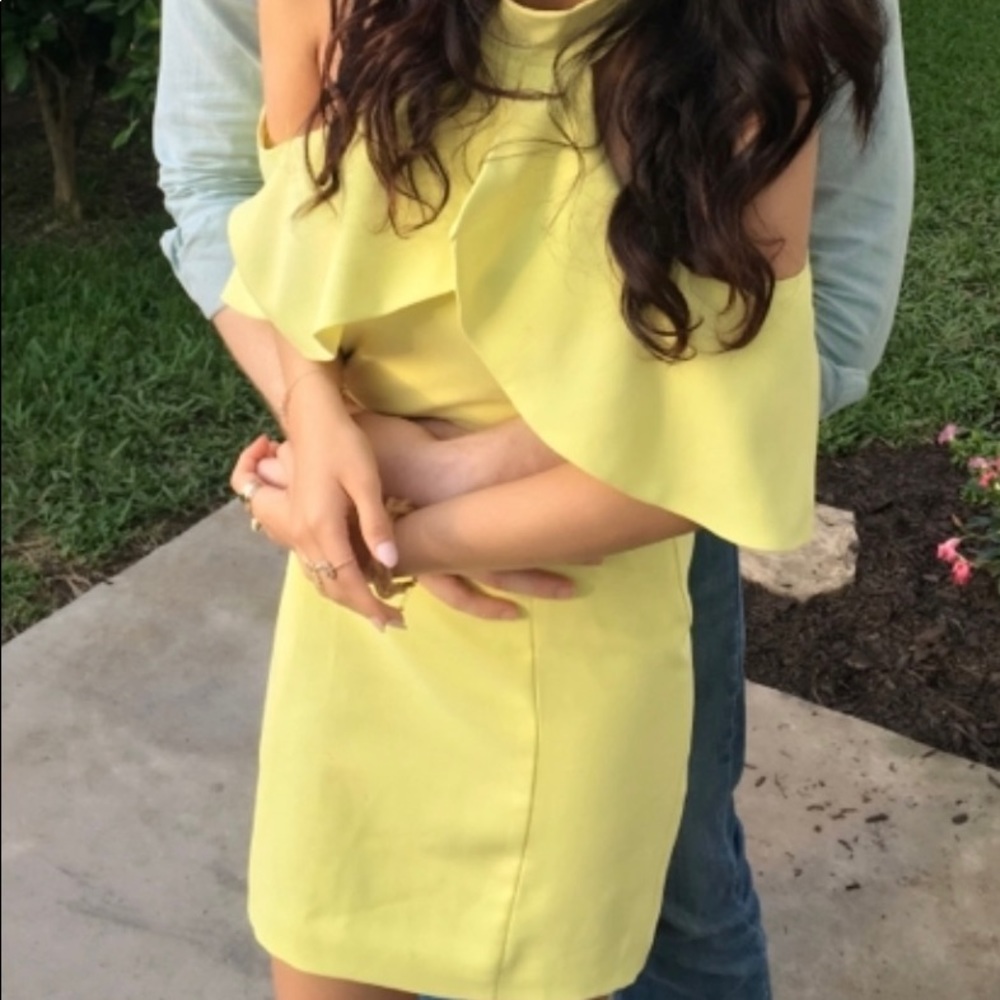 Open shoulder, bright yellow dress - Picture 1 of 4